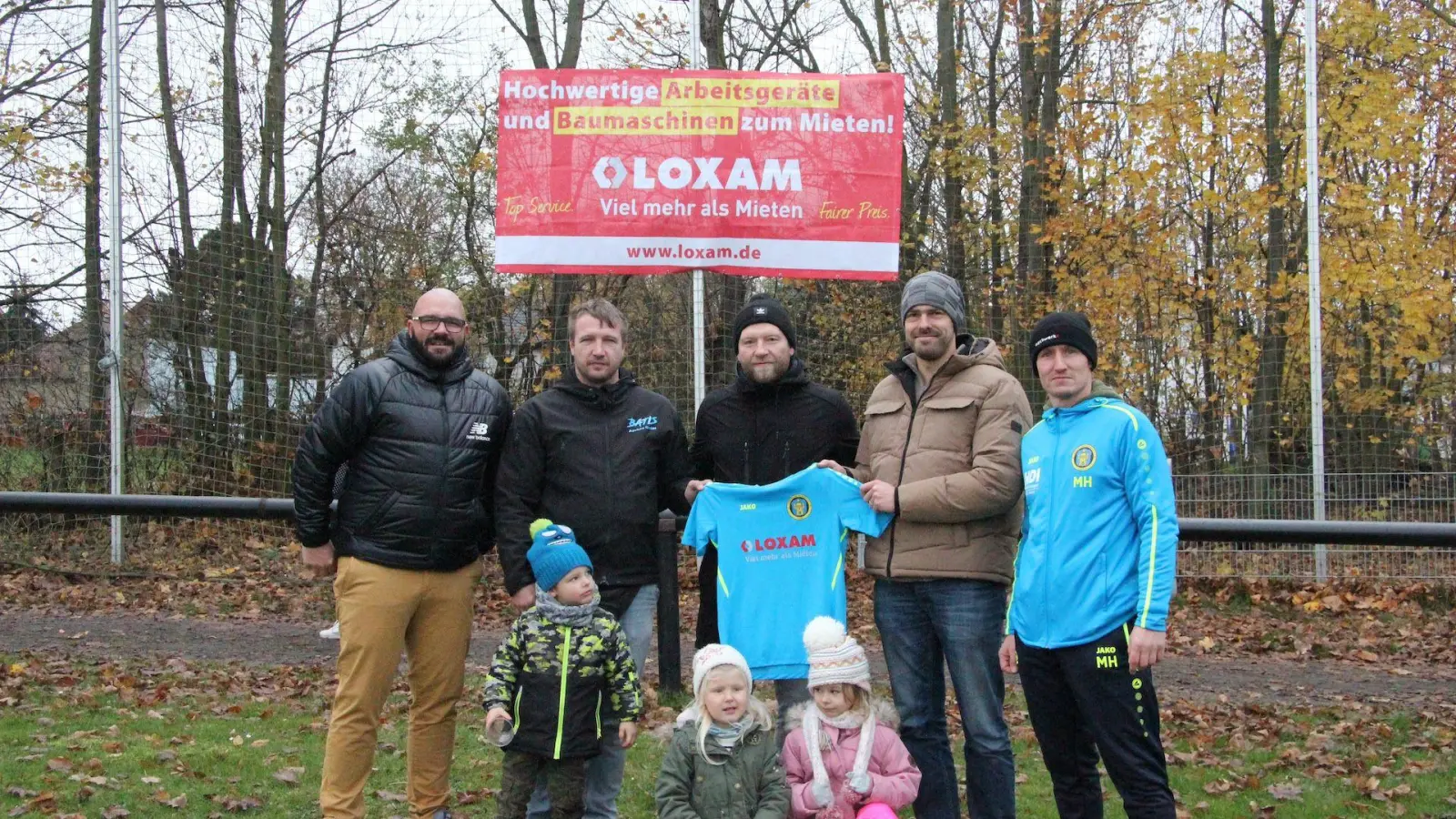 von links: René Meyer (Geschäftsführer AC Taucha), René Bauer (BATIS Innenausbau, Sponsor), Oliver Engermann und Florian Rothe (beide Loxam, Sponsor) und Trainer Marcel Härtel. Foto: Verein (Foto: taucha-kompakt.de)