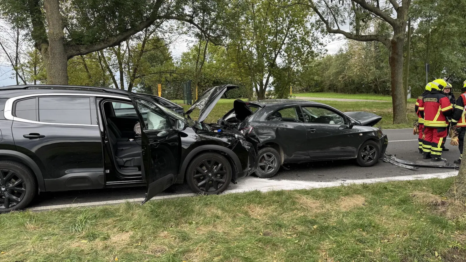 Die Fahrzeuge wurden erheblich beschädigt. (Foto: Daniel Große)