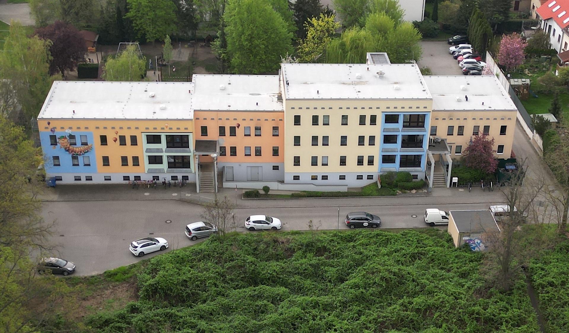 Die Kita Tausendfüßler mit dem benachbarten Ärztehaus. (Foto: Daniel Große)