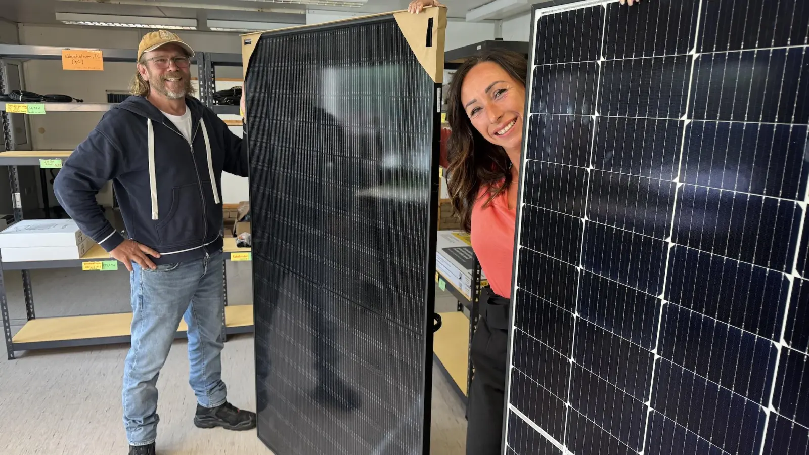 Jeannine Nowak und Rainer Schmidt zeigen die zur Verfügung stehenden Solarmodule. (Foto: Anzeige)