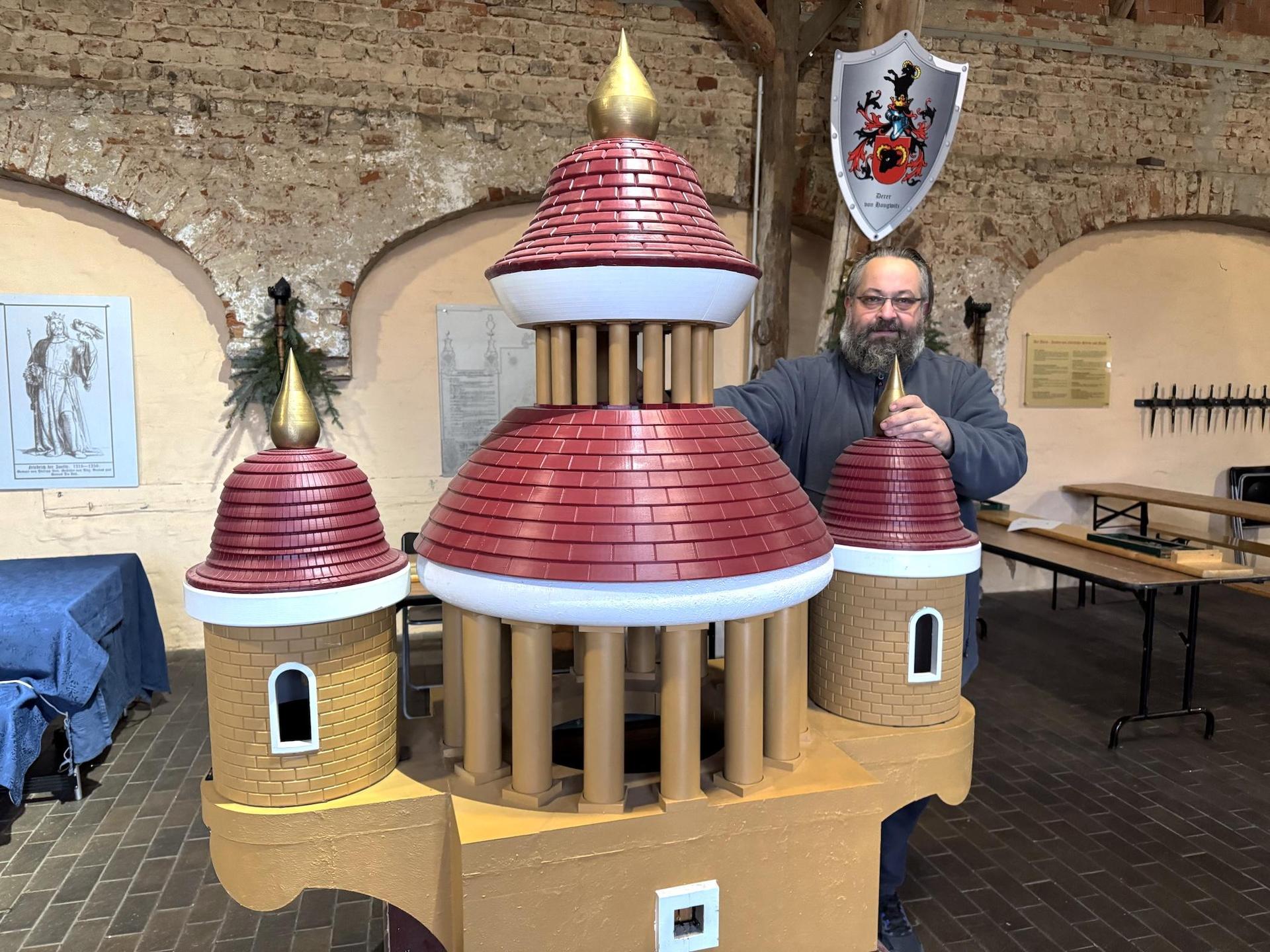 Ralf Wehmann an seinem Stadttor als 3D-Druck. (Foto: Daniel Große)