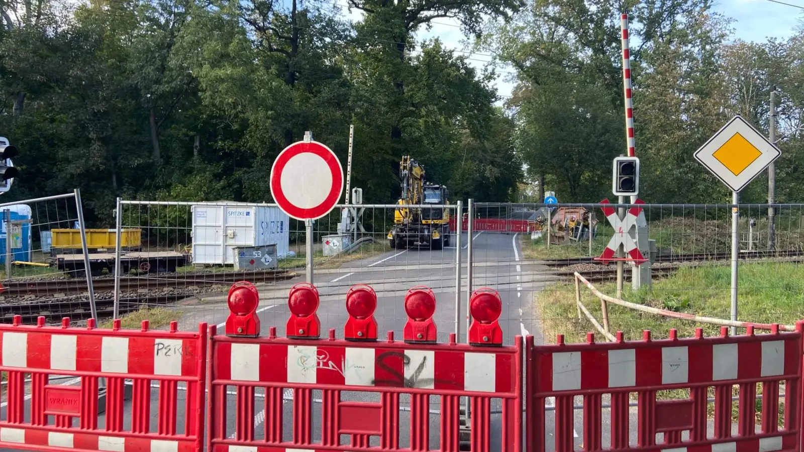 Der Bahnübergang in Pönitz auf der Tauchaer Straße ist gesperrt. (Foto: taucha-kompakt.de)