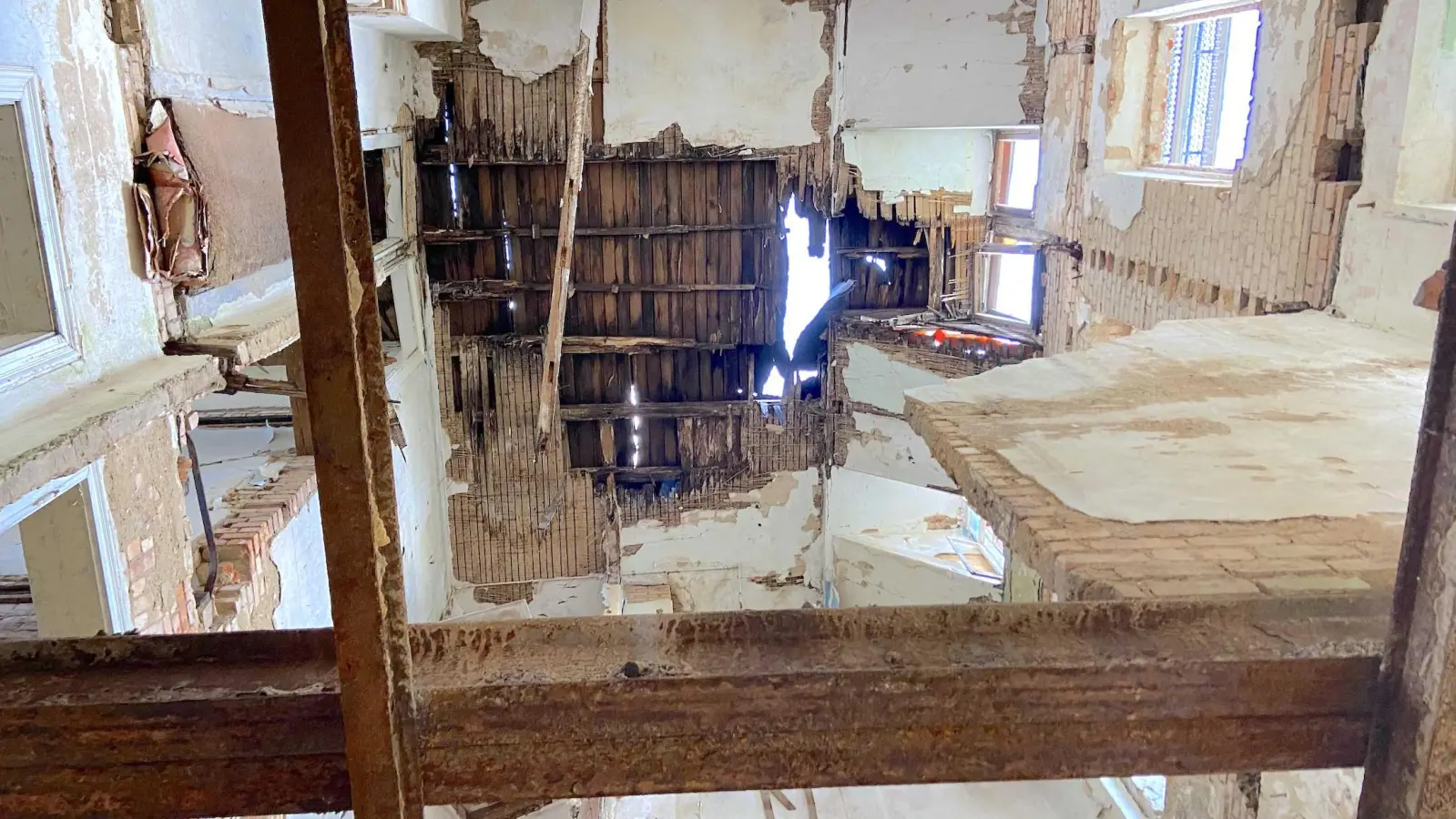 Blick vom Durchgang nach oben durch&#39;s Dach bis in den Himmel. (Foto: taucha-kompakt.de)