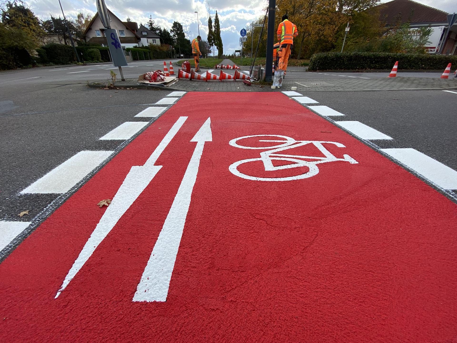 Taucha markiert Radweg-Kreuzungen rot (Foto: taucha-kompakt.de)
