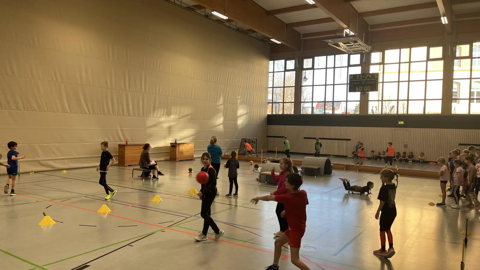 Verschiedene Stationen galt es beim Schulsporttag zu absolvieren. (Foto: Alexander Schunke)