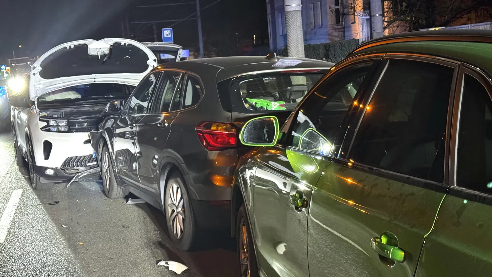 Durch den Frontalaufprall wurde der BMW auf einen Audi geschoben. (Foto: Daniel Große)