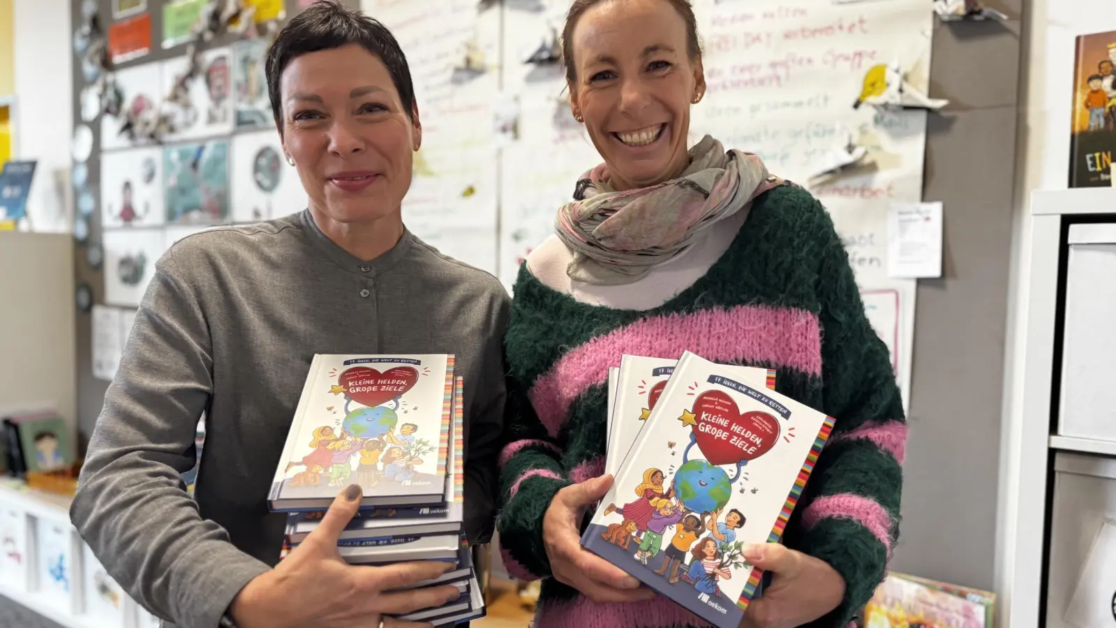 Schulleiterin Daniela Dörge (links) freute sich über die Bücherspende von Autorin Michaela Koschak. (Foto: Daniel Große)