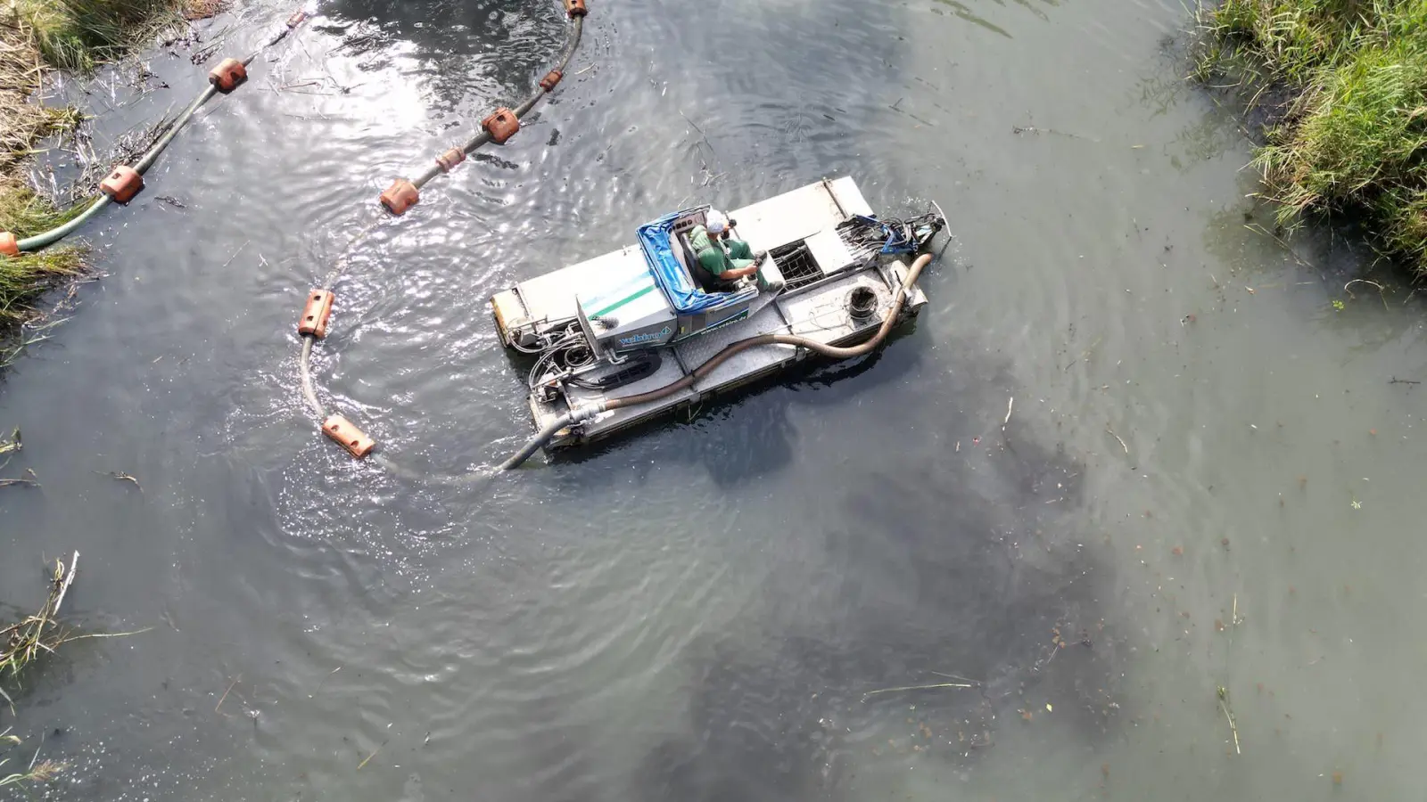 Mächtig viel und gewaltig riechenden Schlamm wirbelt der Truxor auf... (Foto: taucha-kompakt.de)