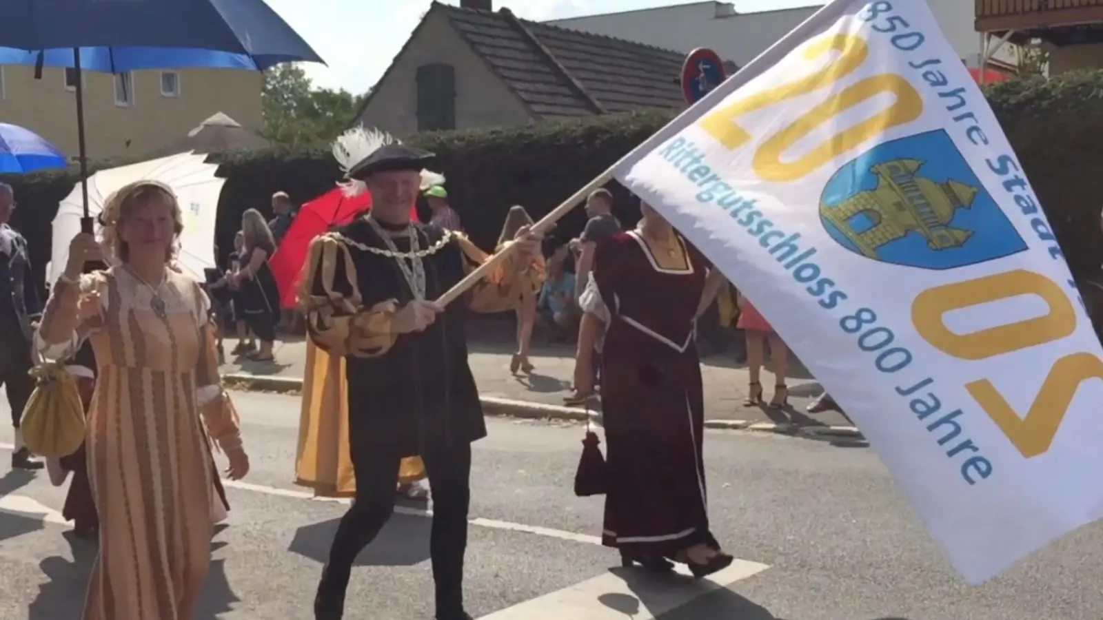 Michael König, einstiger Kämmerer Tauchas, schwenkt zum Tauchscher 2019 die Fahne des Doppeljubiläums 2020. (Foto: taucha-kompakt.de)
