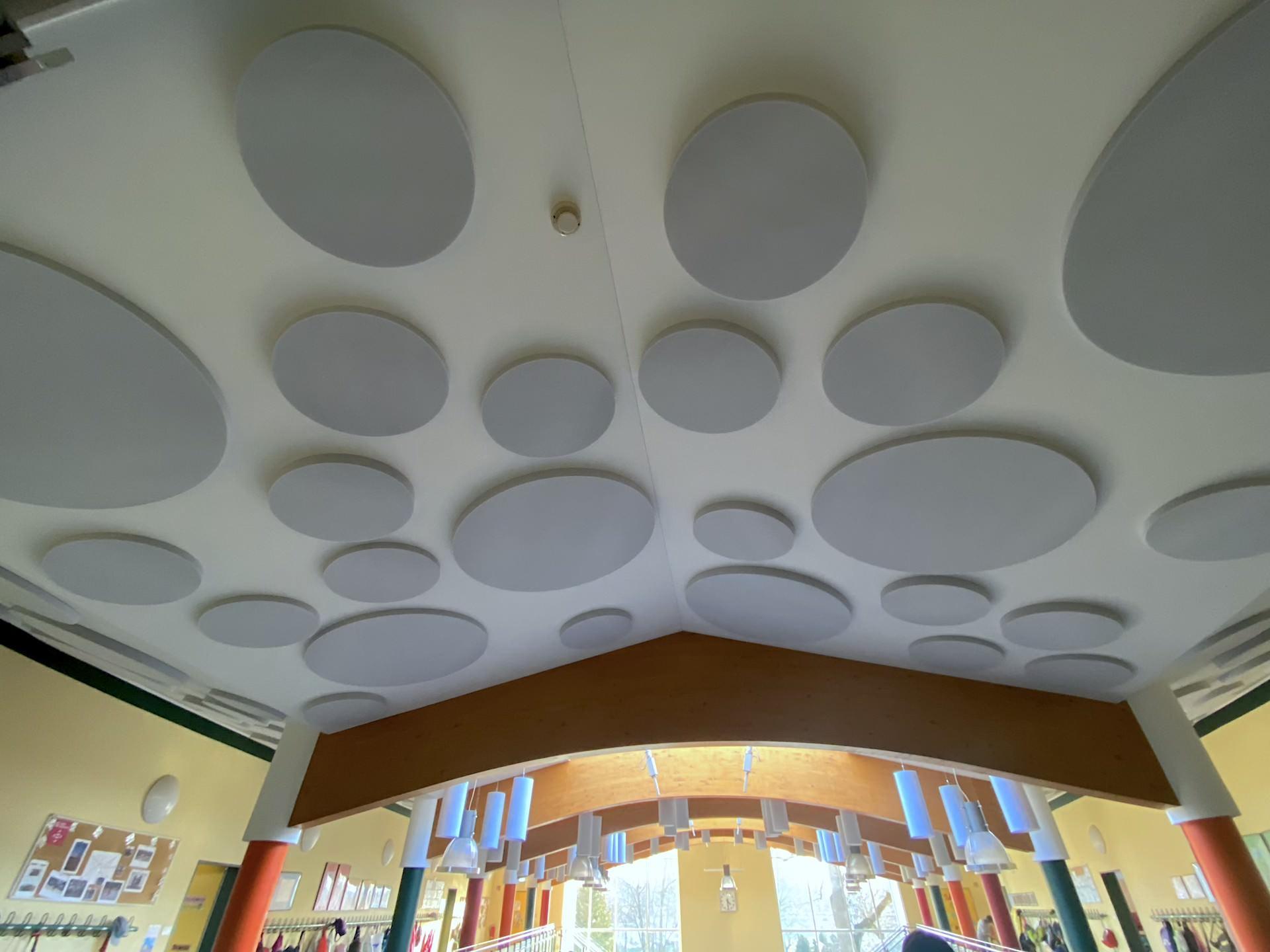 Schallabsorbierende Kreise und Zylinder sorgen in der Grundschule am Park nun für bessere Atmosphäre. (Foto: taucha-kompakt.de)