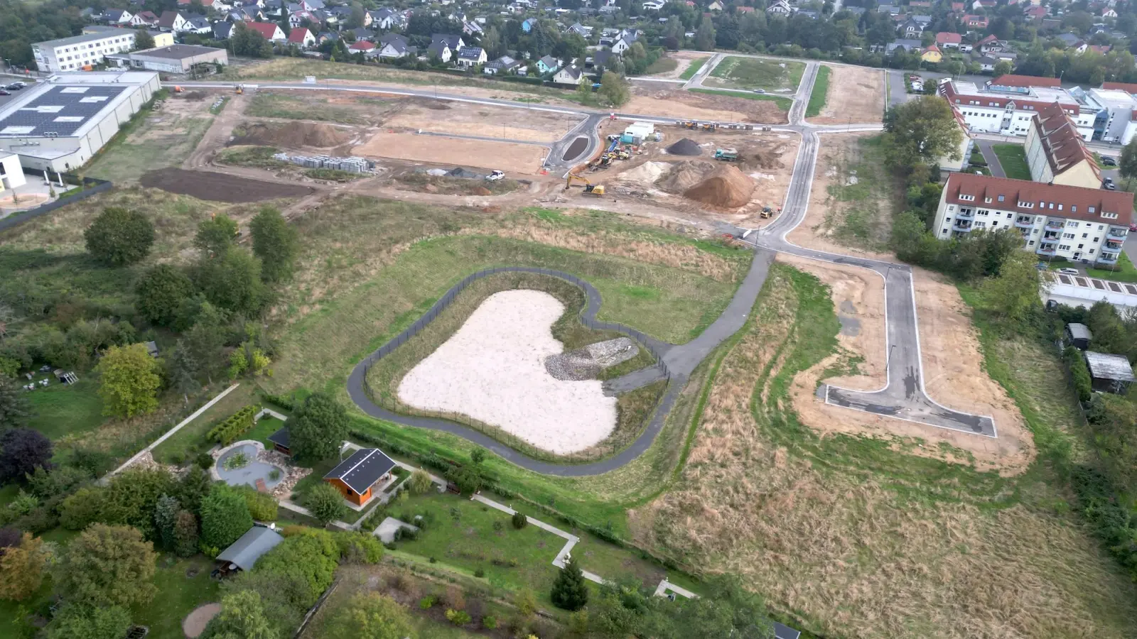 Einige der Straßen in der Gartenstadt sind schon fertig. (Foto: Daniel Große)