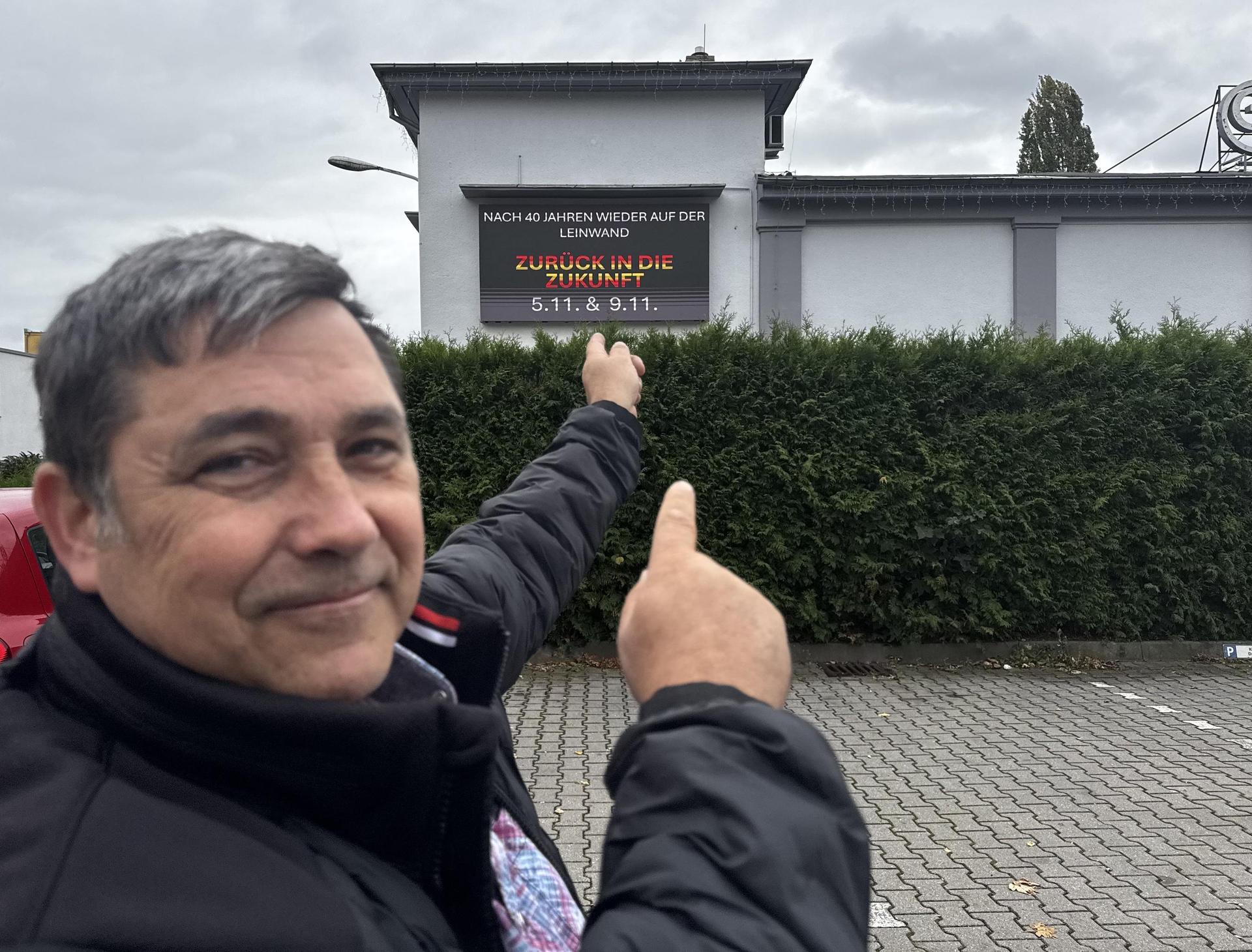 Tauchas Kinobetreiber zeigt auf die neue Videowand an den CT Lichtspielen, auf der „Zurück in die Zukunft” bereits angekündigt wird. (Foto: Daniel Große)