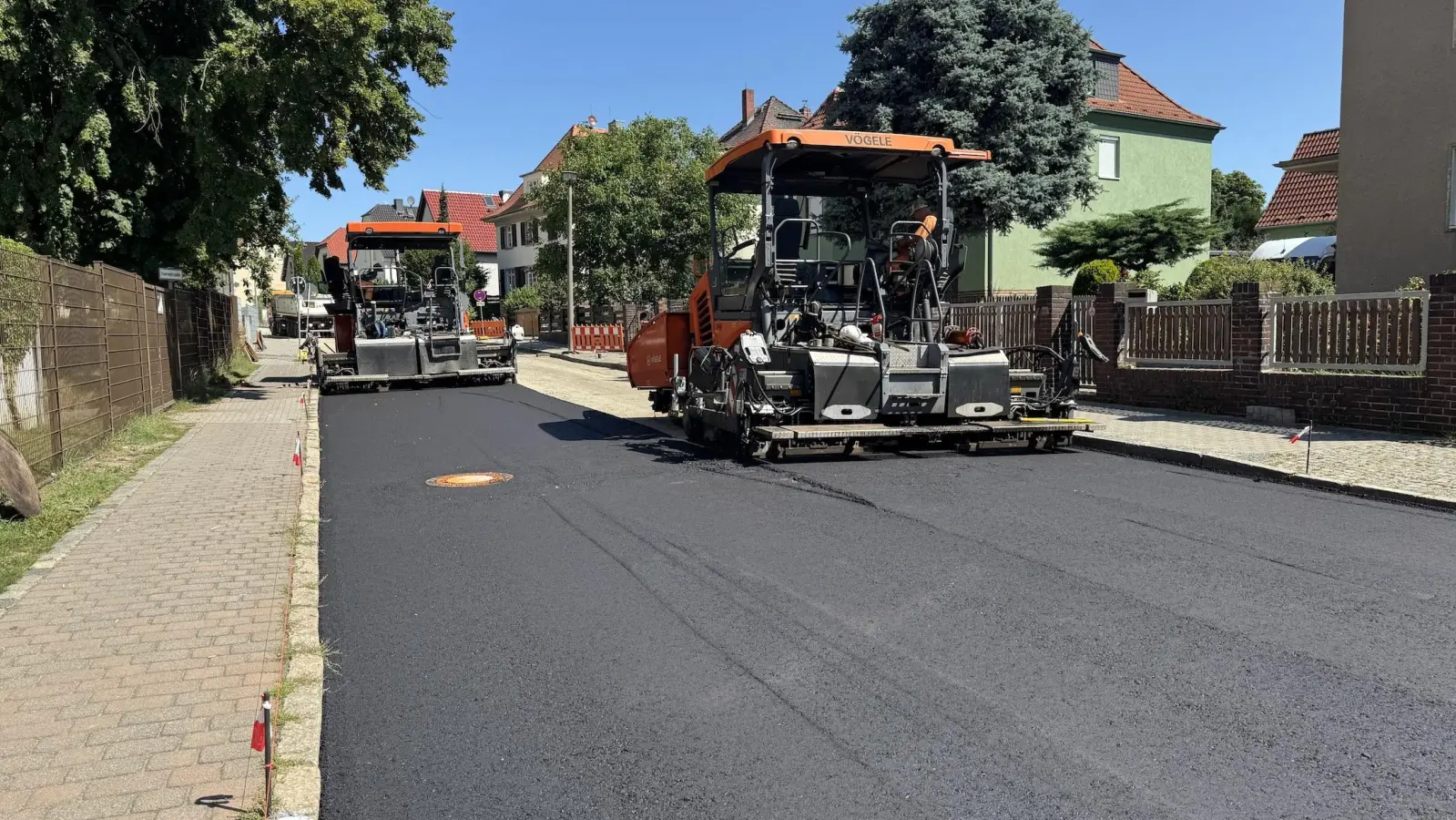 Auf der Geschwister-Scholl-Straße laufen die Asphaltarbeiten. (Foto: Daniel Große)