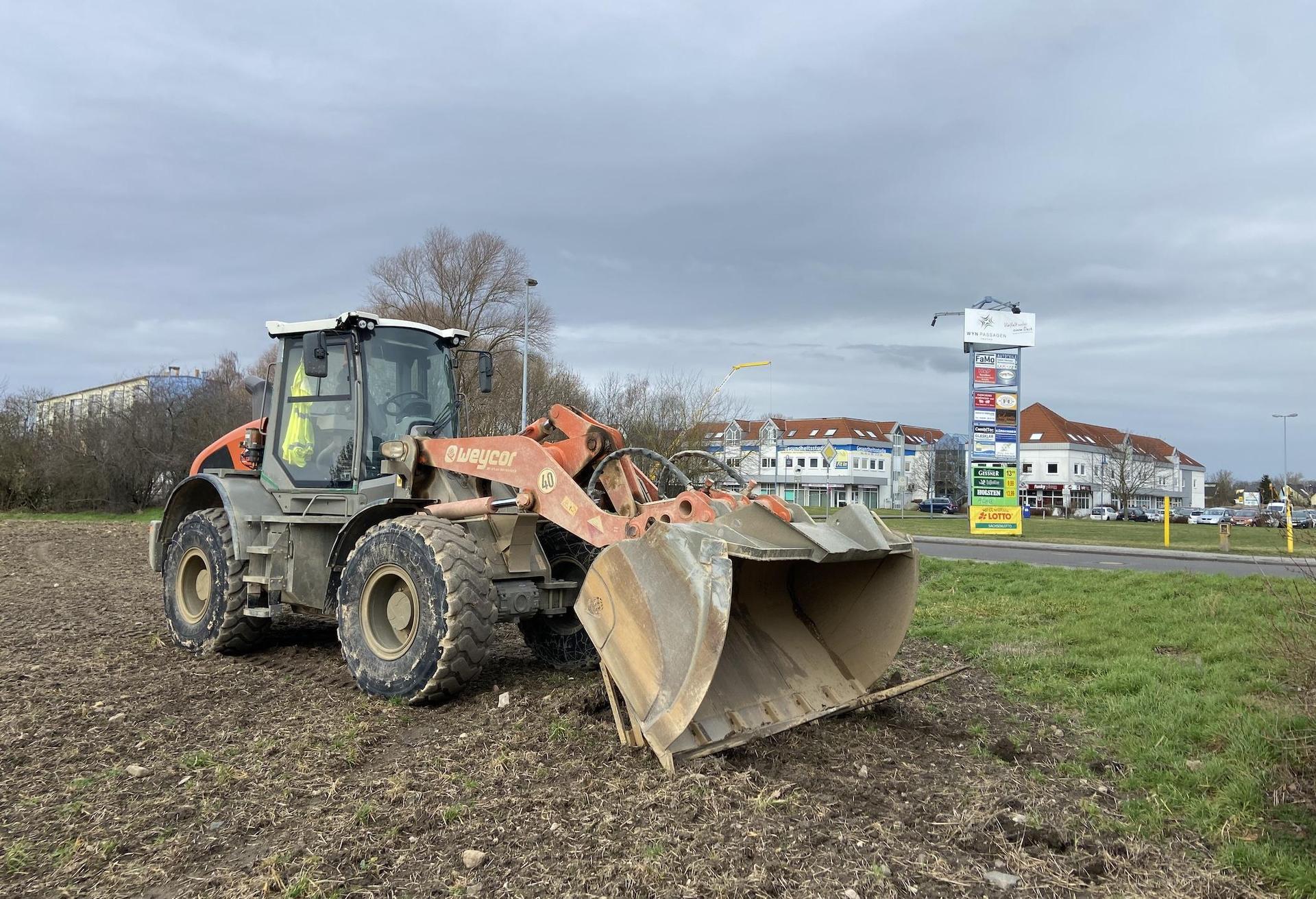 Dieser Radlader steht seit gestern auf dem Feld an der Dewitzer Straße 54, wo sich künftig der Containerbau der Grundschule 3 befinden soll. Foto: Daniel Große (Foto: taucha-kompakt.de)