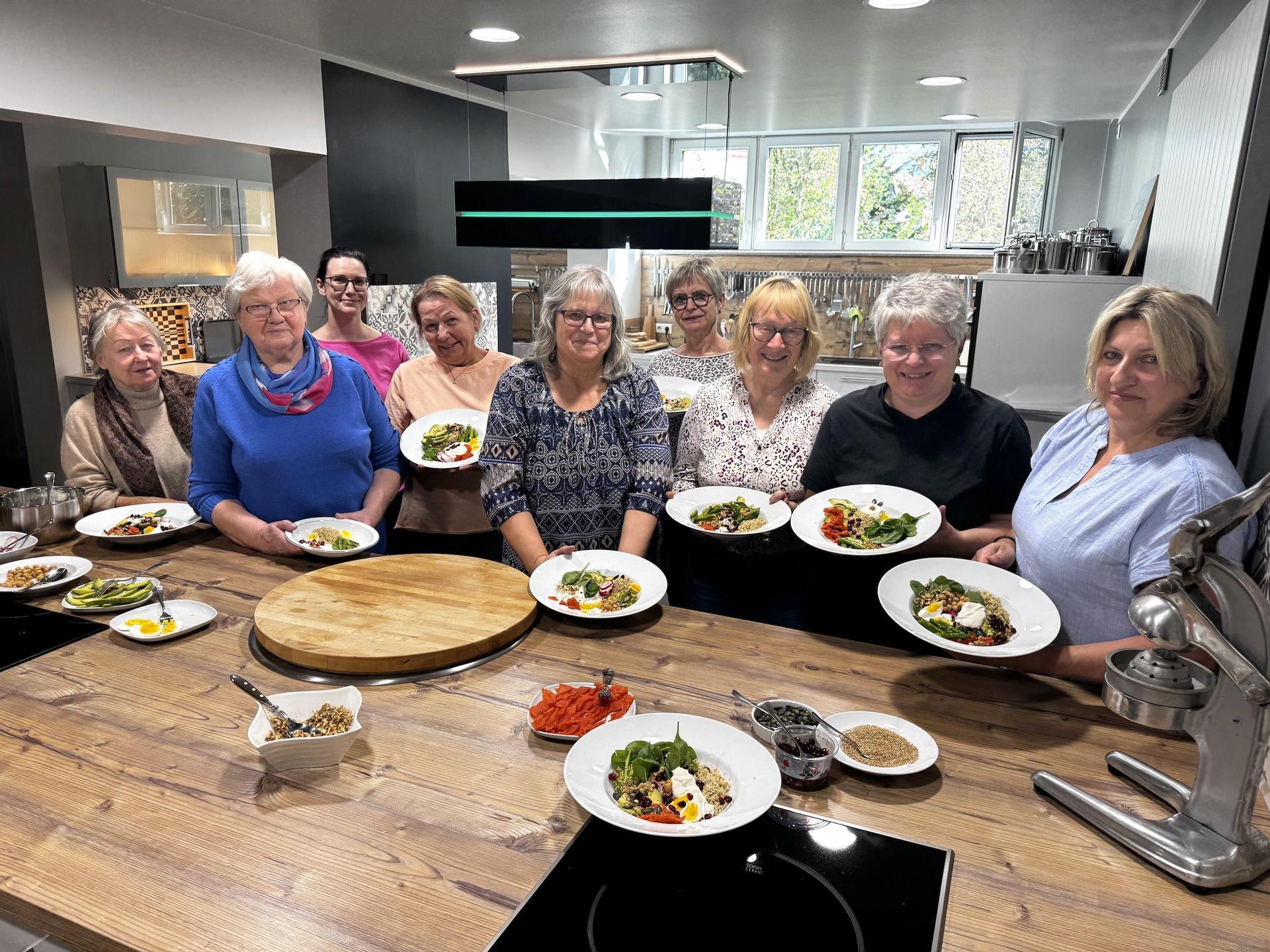 Die Selbsthilfegruppe ACHATaucha kochte heute bei Küchen Weidner unter Anleitung von Diätassistentin Isabell Paatz (3.v.l.).  (Foto: Daniel Große)