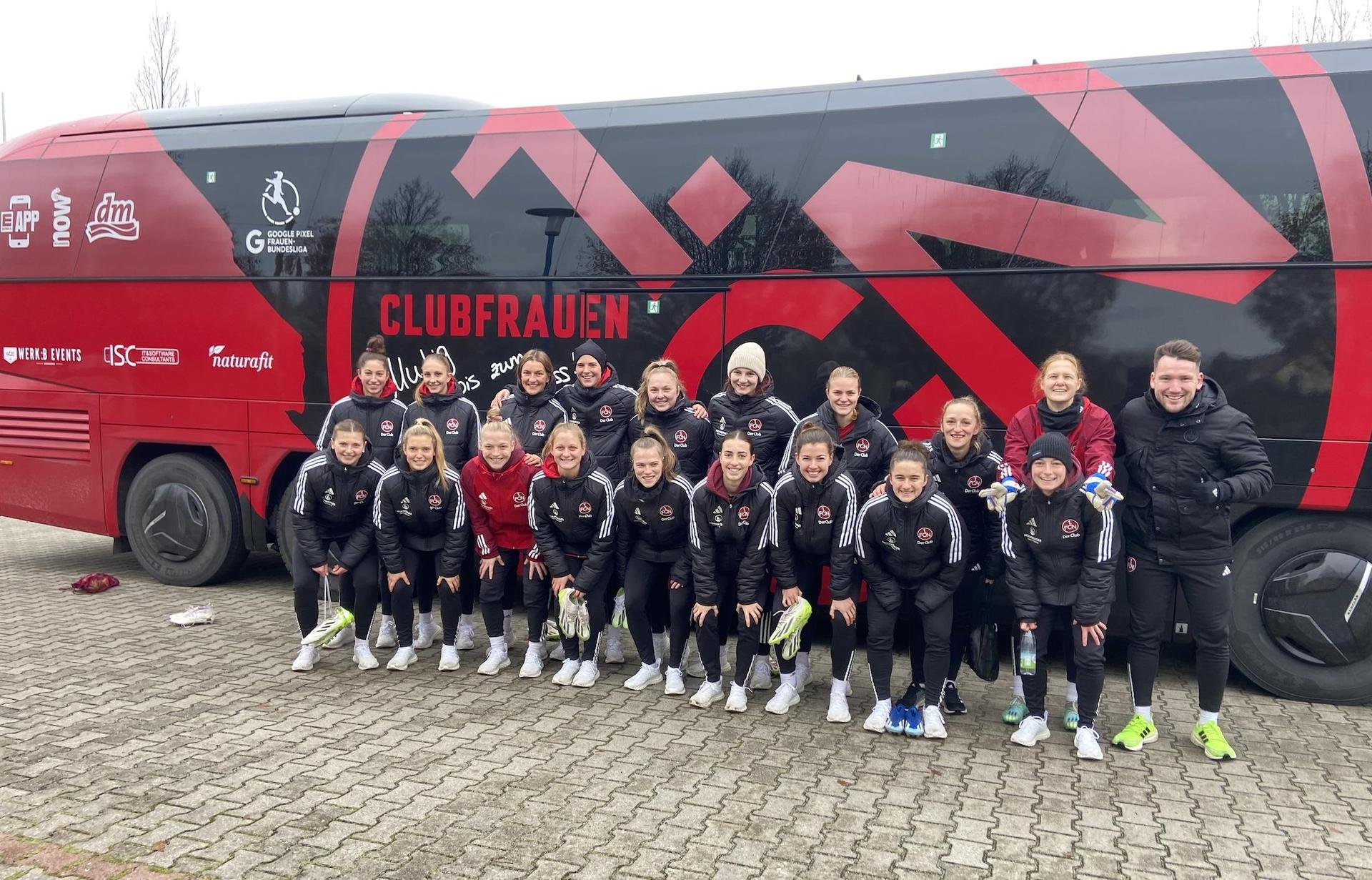 Die Bundesliga-Damen vom 1. FC Nürnberg mit Trainer Thomas Oostendorp vor dem Mannschaftsbus auf dem Parkplatz der SG Taucha. (Foto: taucha-kompakt.de)
