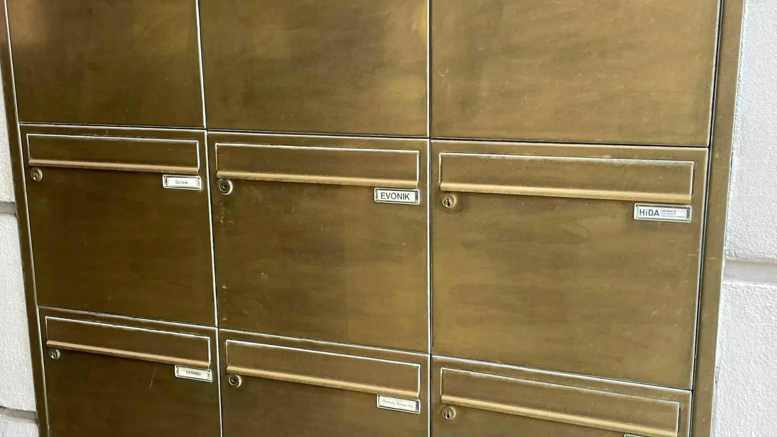 Diese Briefkästen nehmen keine Post für die Q-Properties oder die anderen angeblich unter dieser Adresse sitzenden Unternehmen an. (Foto: taucha-kompakt.de)