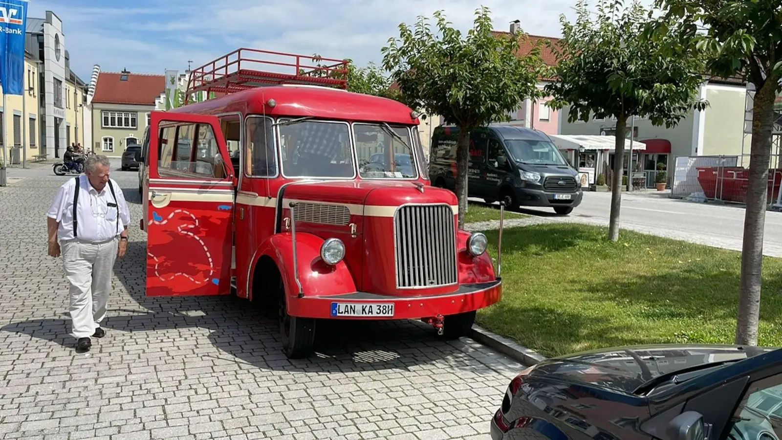 Dieser Opel Blitz fuhr einst in Taucha. In der Filmreihe „Die Schule der magischen Tiere” ist er zu sehen - und bald fährt er wieder in Taucha. Besitzer ist Konrad Auwärter, der hier an seinem Bus steht. (Foto: Archiv Konrad Auwärter)