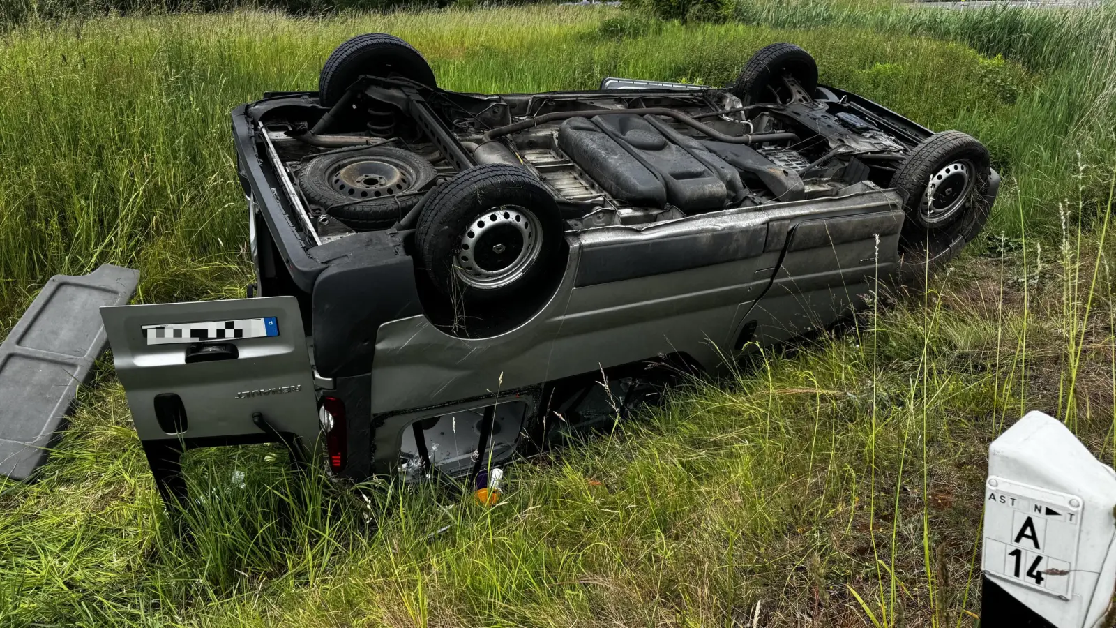 Der Kleinbus kam auf dem Dach zum Liegen. (Foto: Daniel Große)