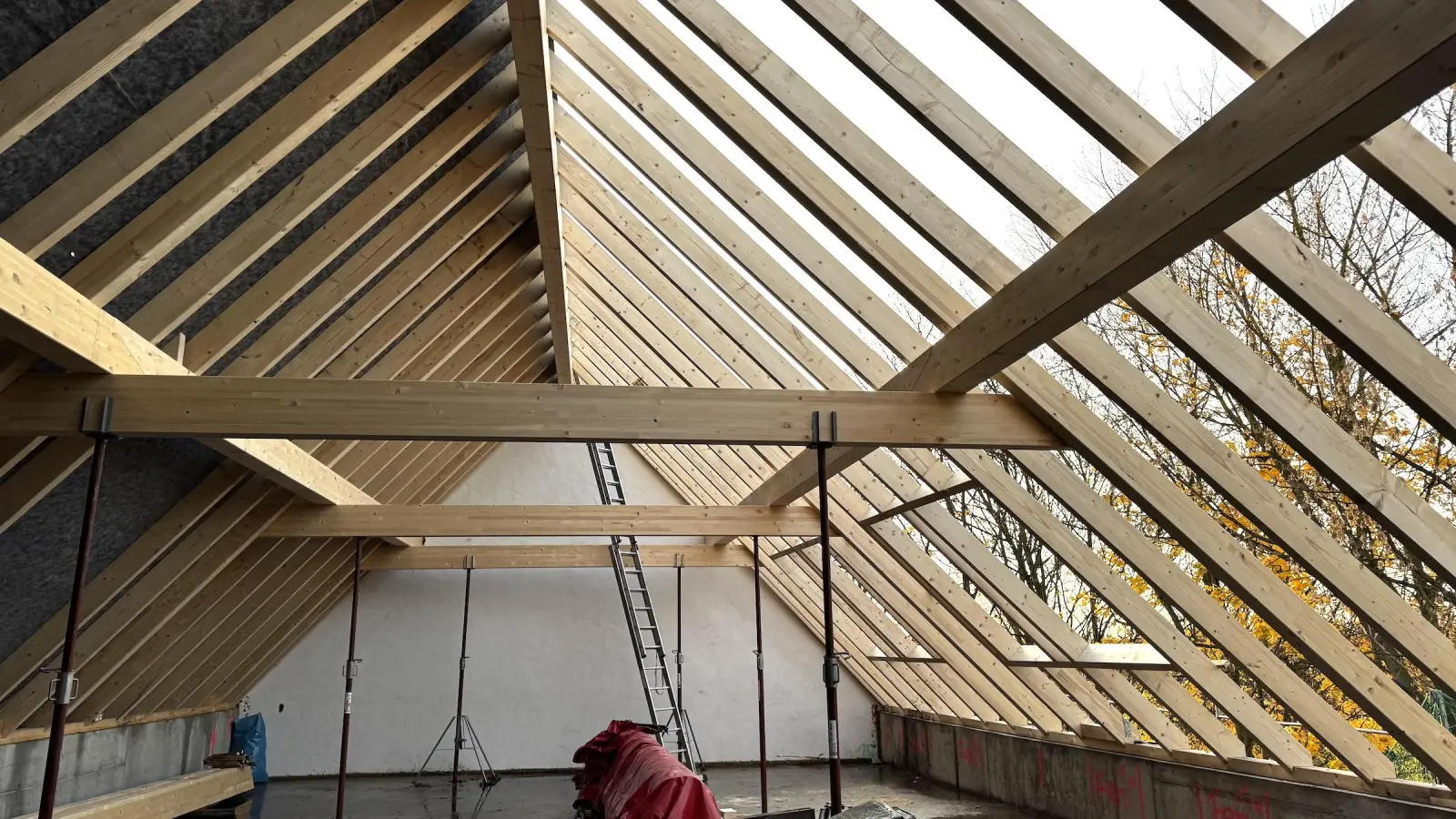 Blick in das Dachgeschoss der neuen Bibliothek.  (Foto: Daniel Große)
