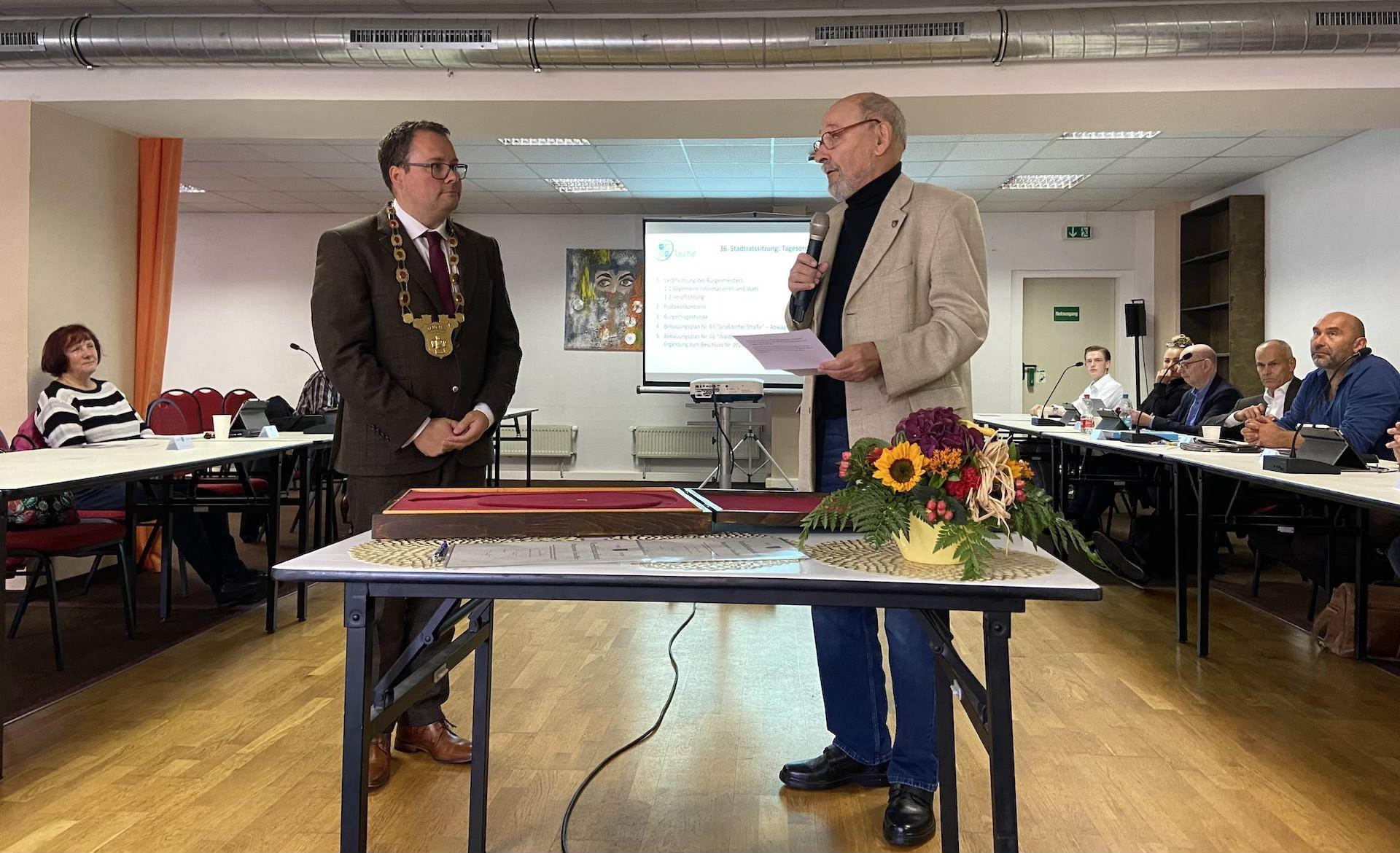 Thomas Kreyßig, langjähriger Stadtrat für die SPD verpflichtete Tobias Meier für die zweite Amtszeit. (Foto: taucha-kompakt.de)