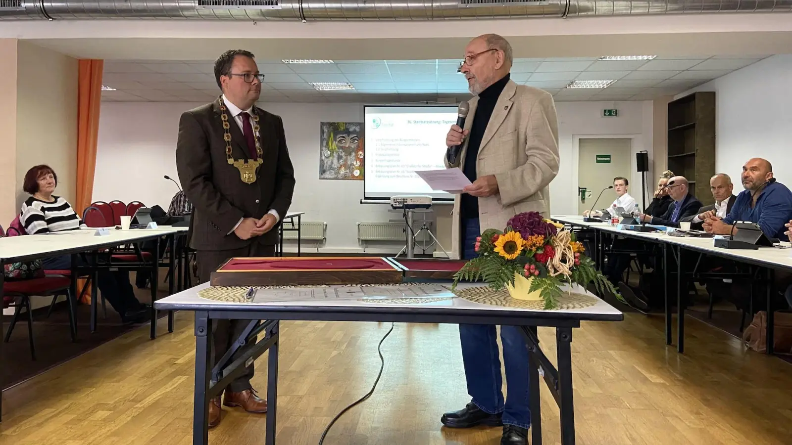 Thomas Kreyßig, langjähriger Stadtrat für die SPD verpflichtete Tobias Meier für die zweite Amtszeit. (Foto: taucha-kompakt.de)