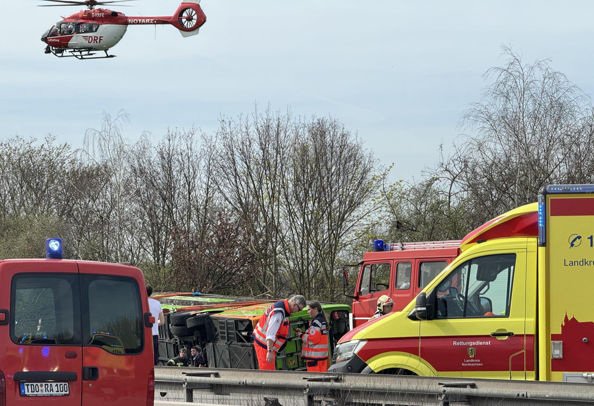 An der Unfallstelle war ein Großaufgebot an Rettungskräften. (Foto: Daniel Große [danielgrosse] (info@taucha-kompakt.de, dg24))