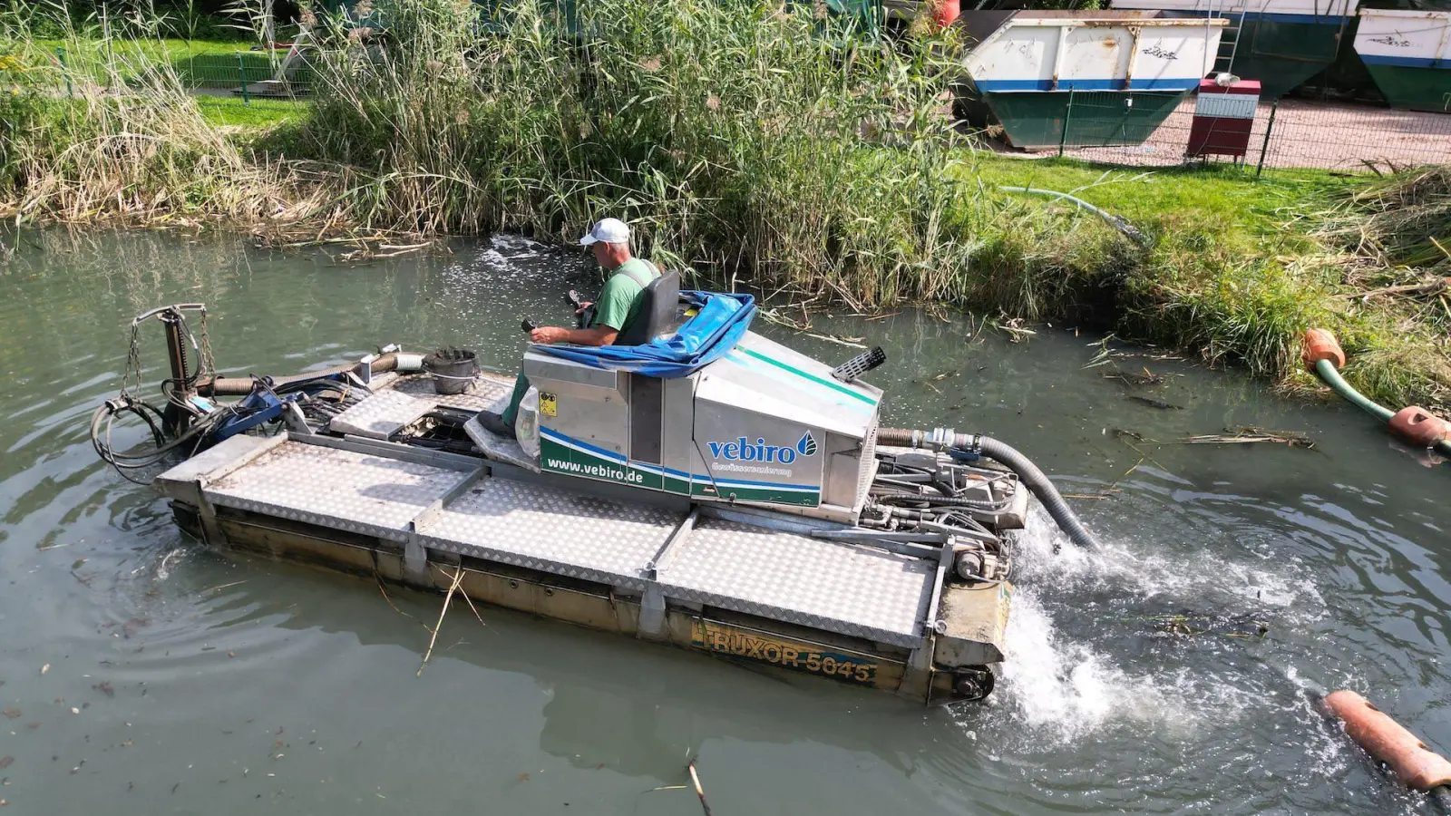 Gegen den Schlamm: Was aktuell auf dem Kleinen Schöppenteich passiert (Foto: taucha-kompakt.de)