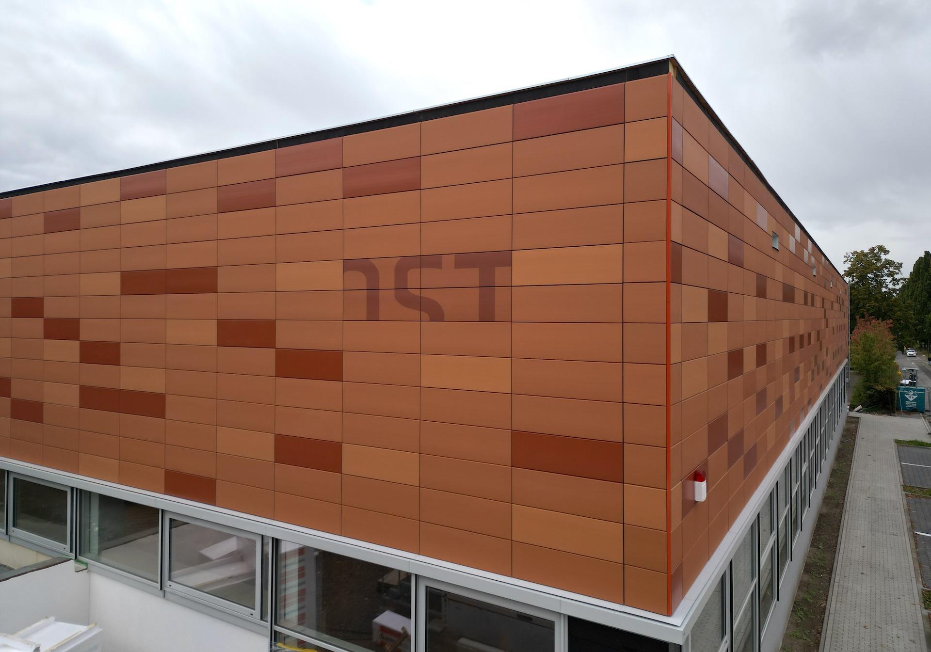 Auch das Schrift-Signet der Oberschule Taucha (OST) wurde an der Fassade verewigt. (Foto: taucha-kompakt.de)