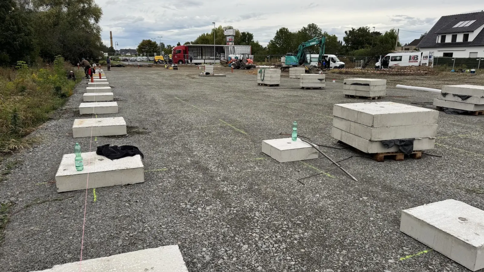 Die Fundamente für die Container sind da und dürfen laut zweiter Teilbaugenehmigung nun auch eingebaut werden. (Foto: Daniel Große)