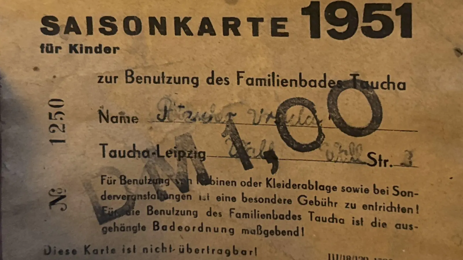 Eine Saisonkarte aus 1951, die damals eine Deutsche Mark kostete. Die Mark der DDR wurde erst 1968 eingeführt. (Foto: Daniel Große)