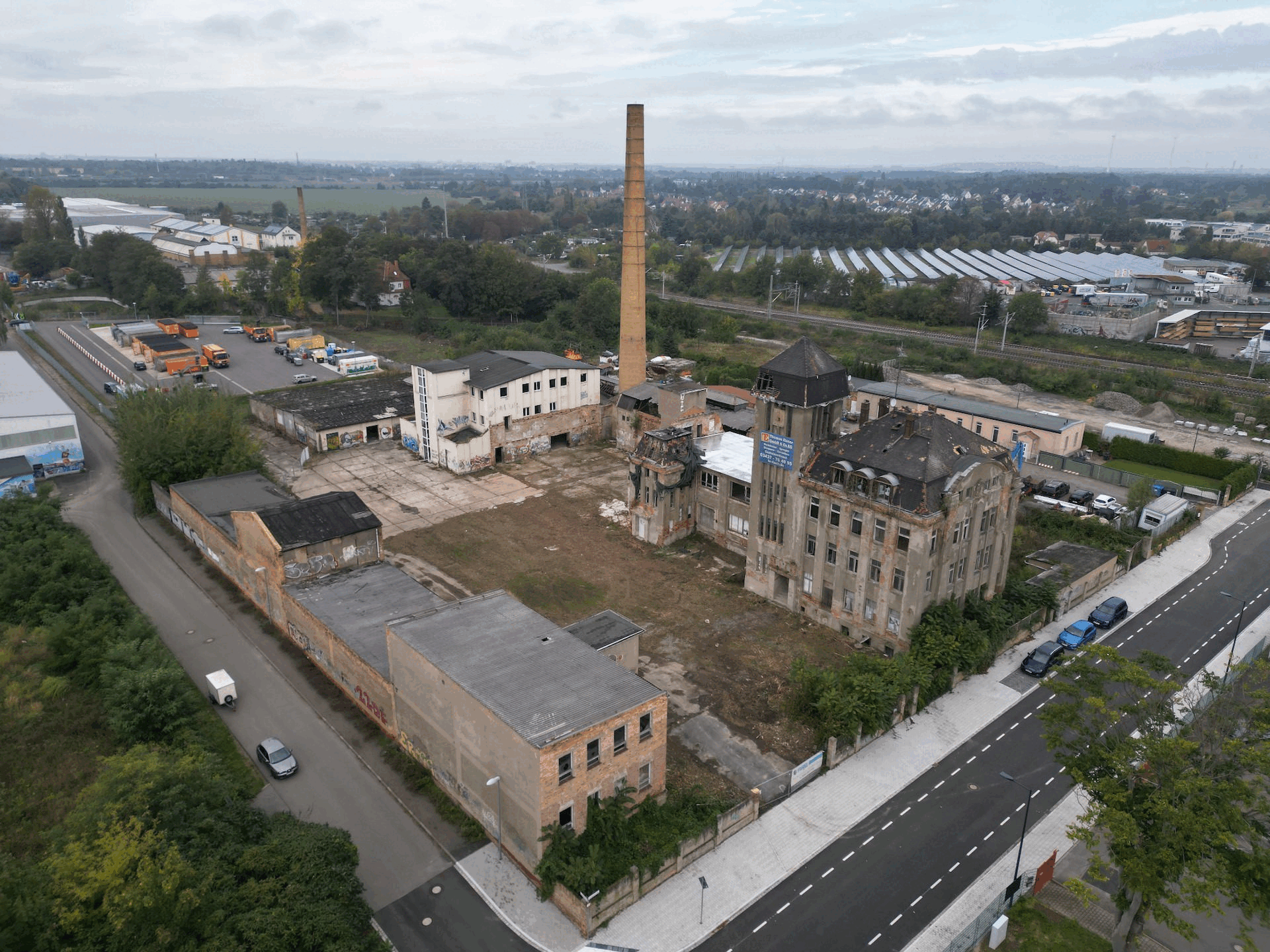 Was heute eine Brache ist, soll bis zum Jahr 2028 die „T.RAUMFABRIK” werden. (Foto: Daniel Große, Visualisierung: Brockhaus Family Office)