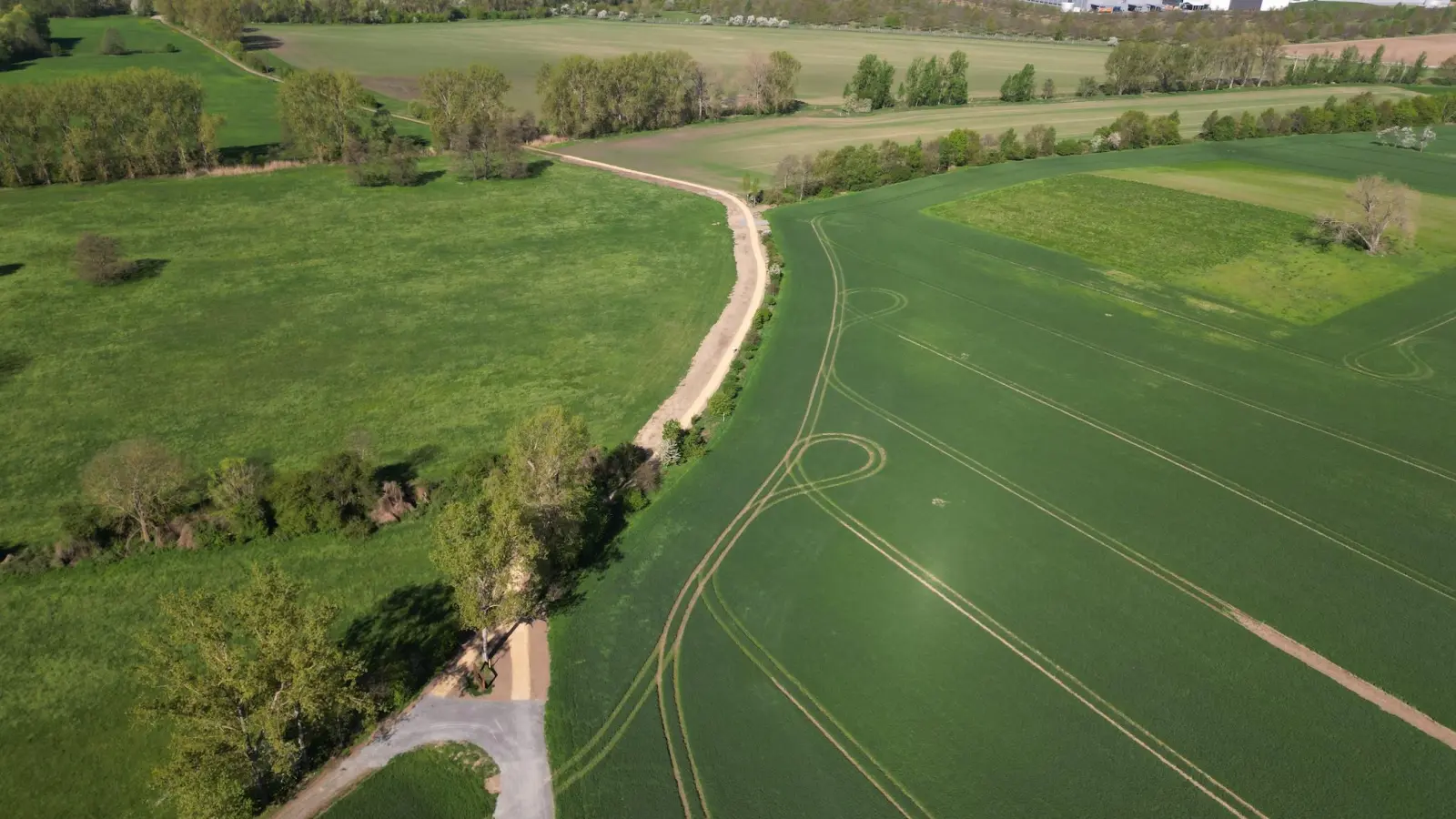 Das Foto aus dem April 2024 zeigt den Radweg vom Bilderrahmen in Seegeritz (unten) bis nach Plaußig. (Foto: Daniel Große)